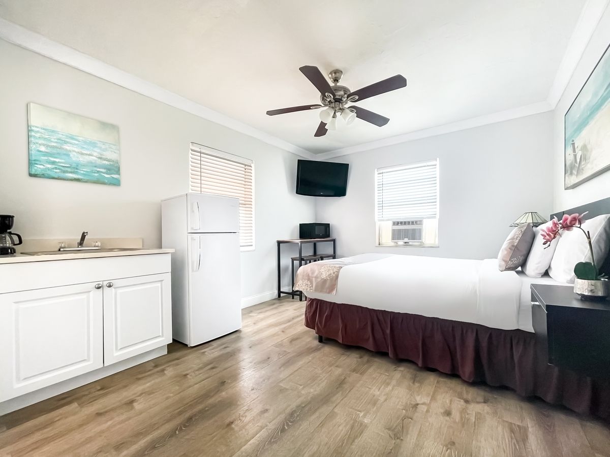 Queen room kitchenette
