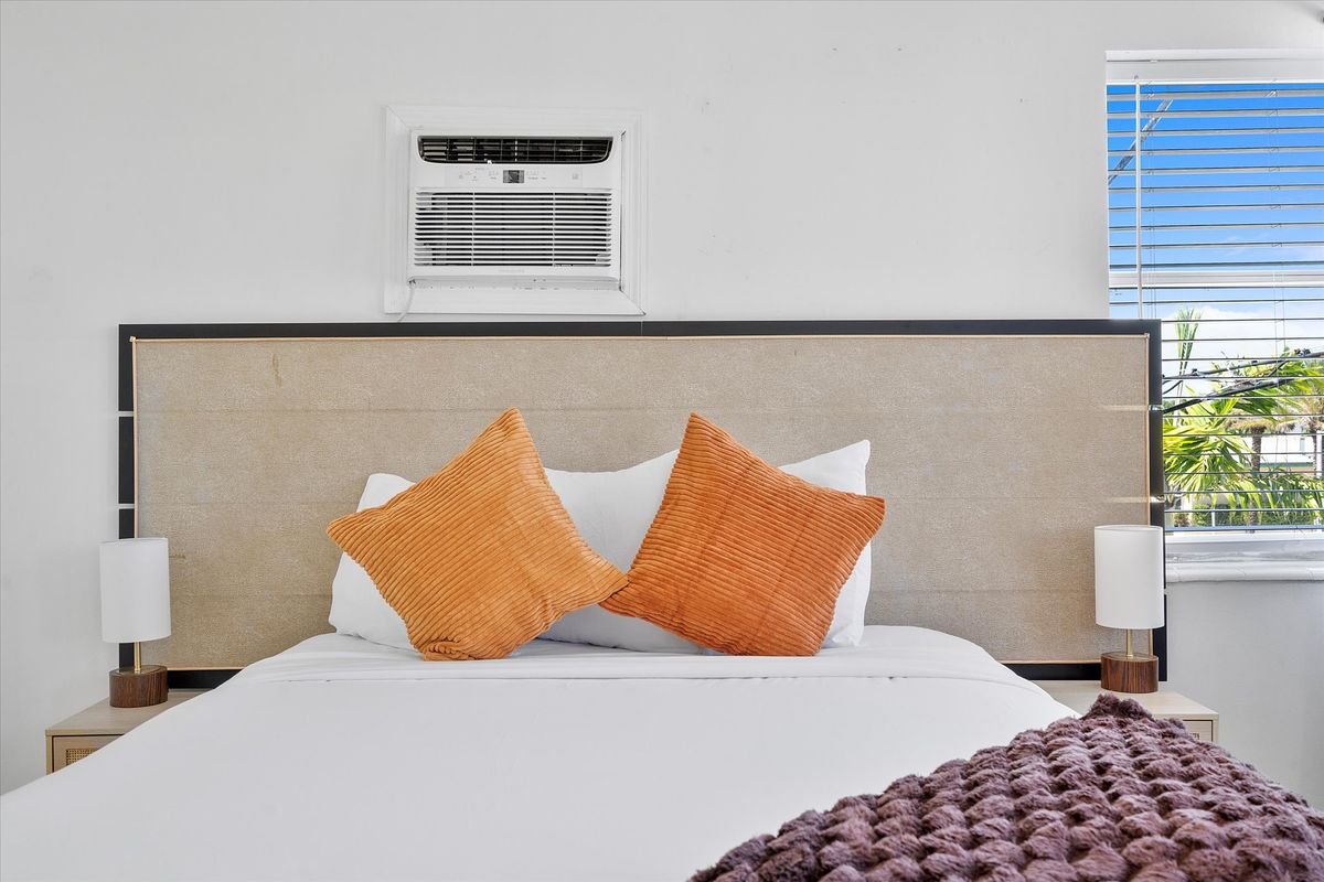 Studio, queen bed