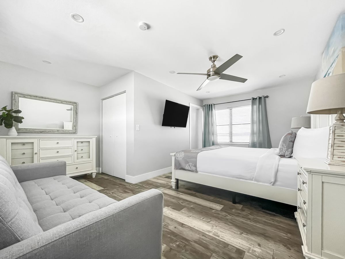 Bedroom, sitting corner
