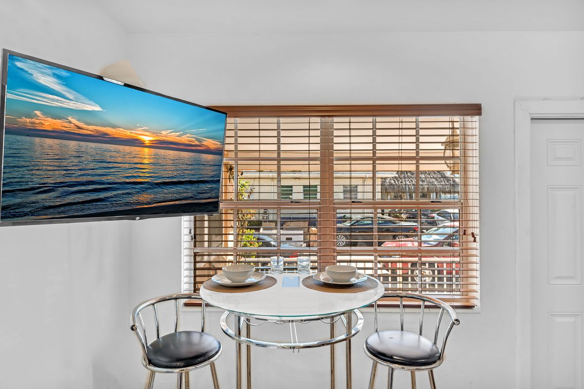 The dining table by the window