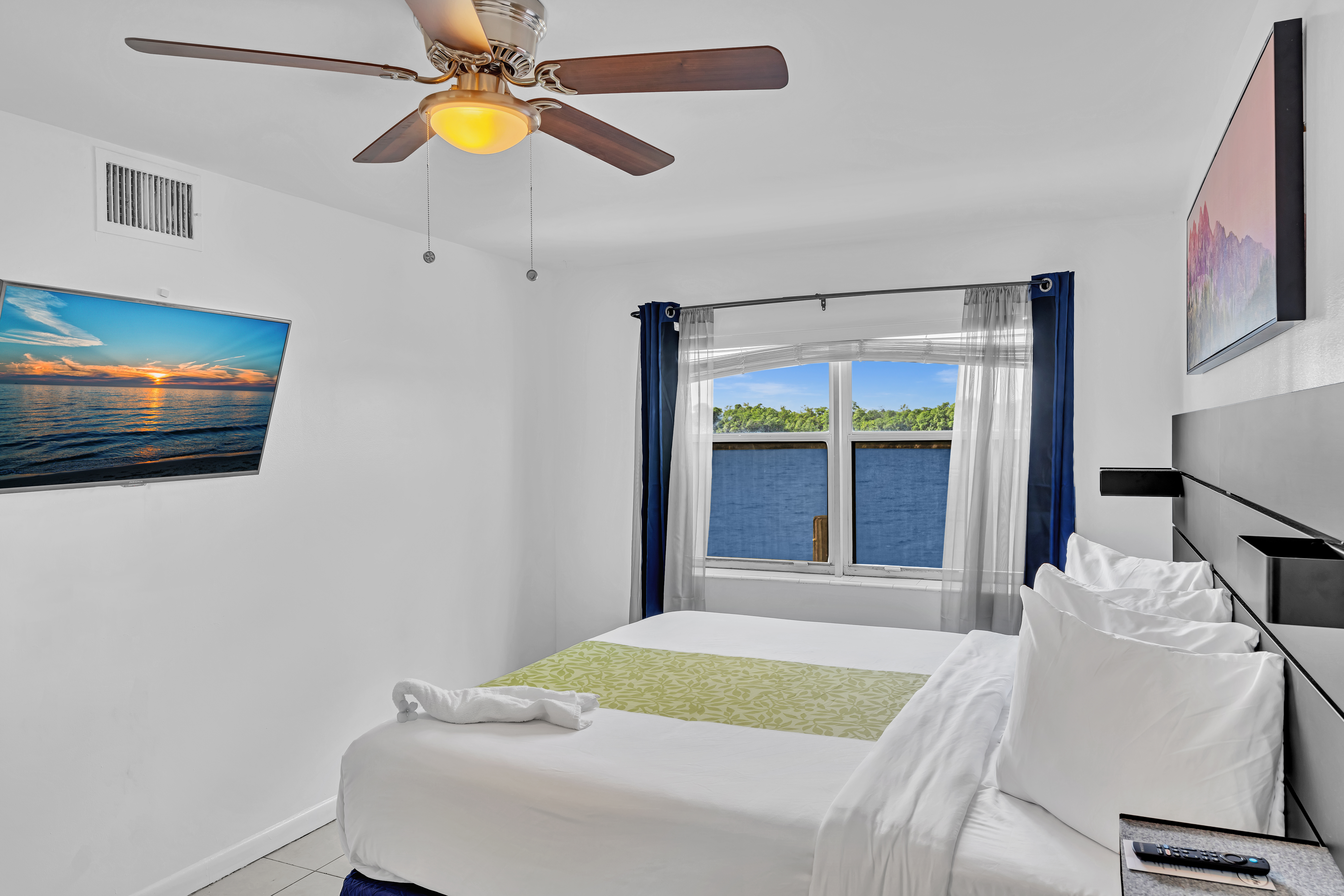 Florida 2023: New Hotel Opening - 2 bedroom hotel. Queen beds with the ocean view 